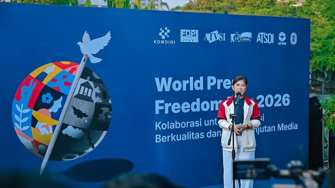 Menkomdigi Meutya Hafid memberikan sambutan dalam Peringatan Hari Kebebasan Pers Sedunia 2026 di Car Free Day Jenderal Sudirman, Jakarta Pusat, Minggu (03/05/2026). Foto: Ahmad Tri Hawaari/Komdigi
